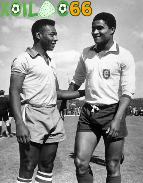 Hai huyền thoại Pele (trái) và Eusebio trong một lần gặp gỡ lịch sử